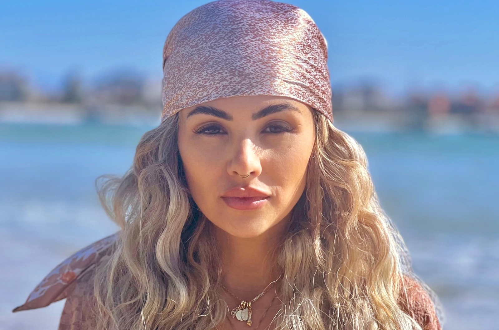 Kia Sajo fala sobre paixão e entrega com muita tropicalidade em seu novo single  “Sal na Pele”