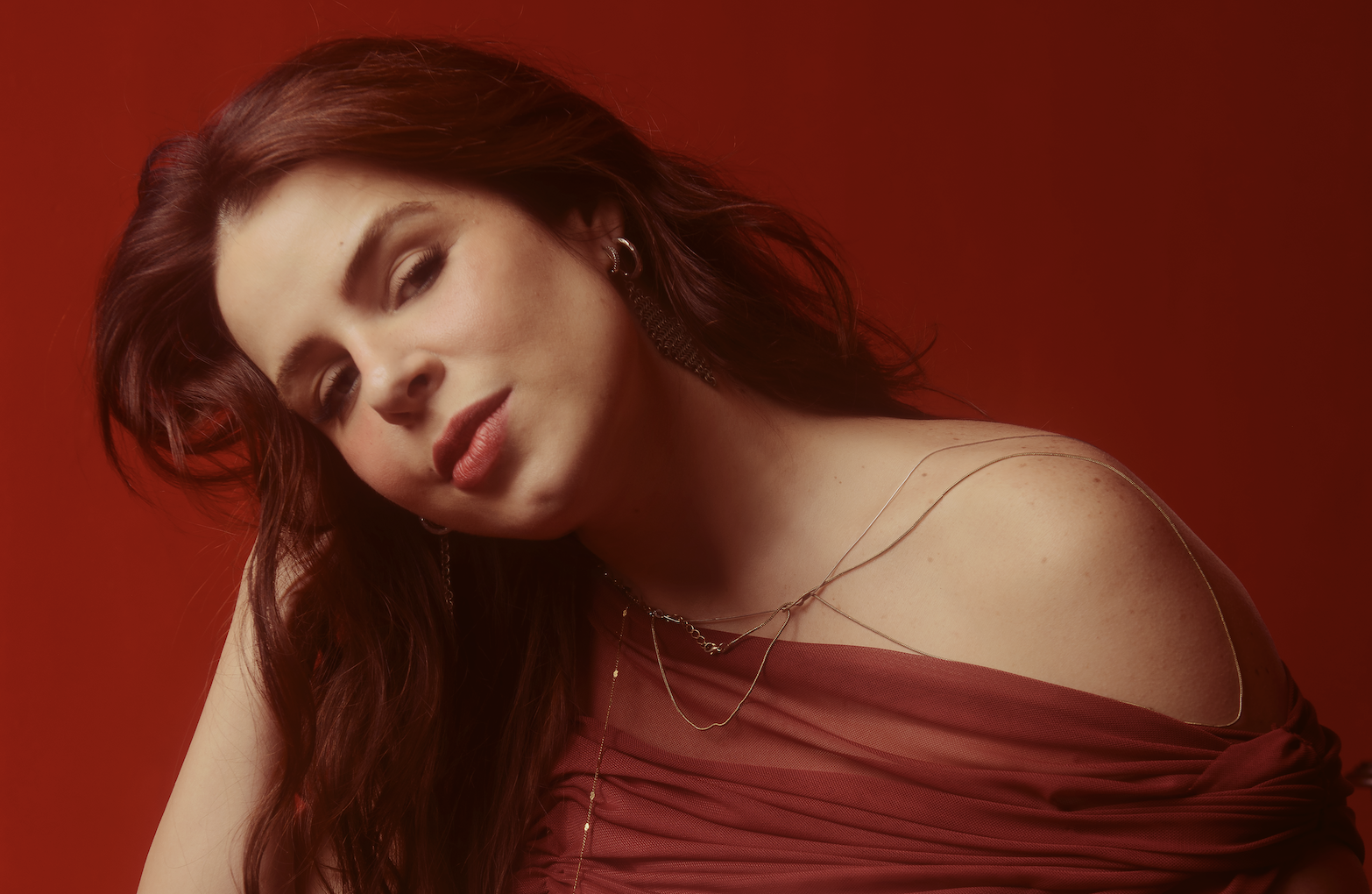 Mariana Volker inaugura nova fase com o single “É Segredo”