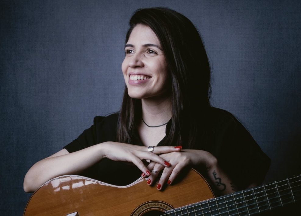 Marina Aquino lança releitura intimista de “Por Que Não Eu?”, com produção de Guga Lamar  