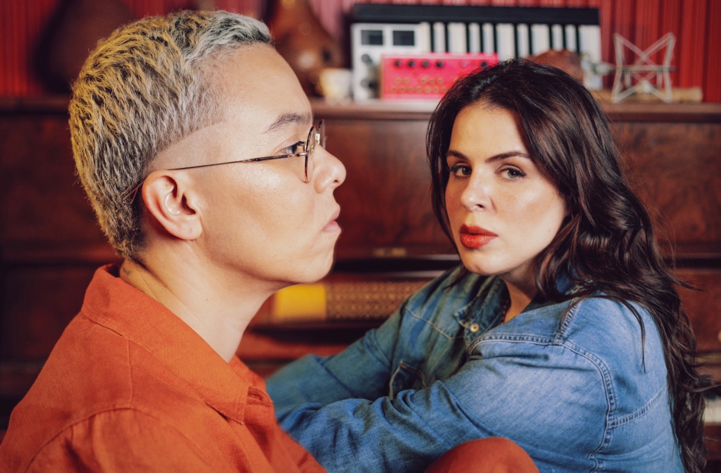 Mariana Volker se une a Maria Gadú na nova faixa “Não Quero Te Querer”