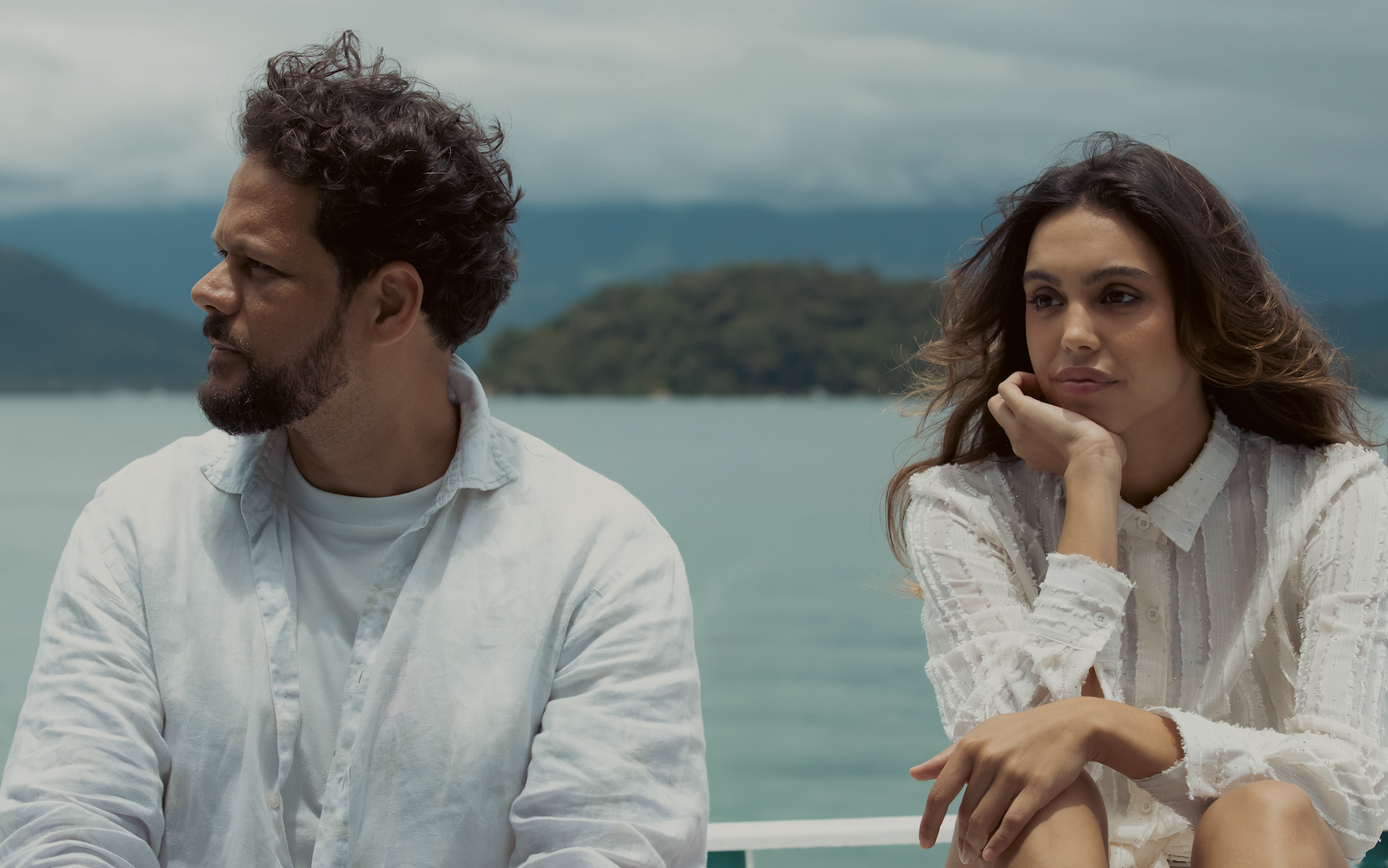 Marcos Almeida e Dora Sanches se unem na faixa acústica “Acalmar”,