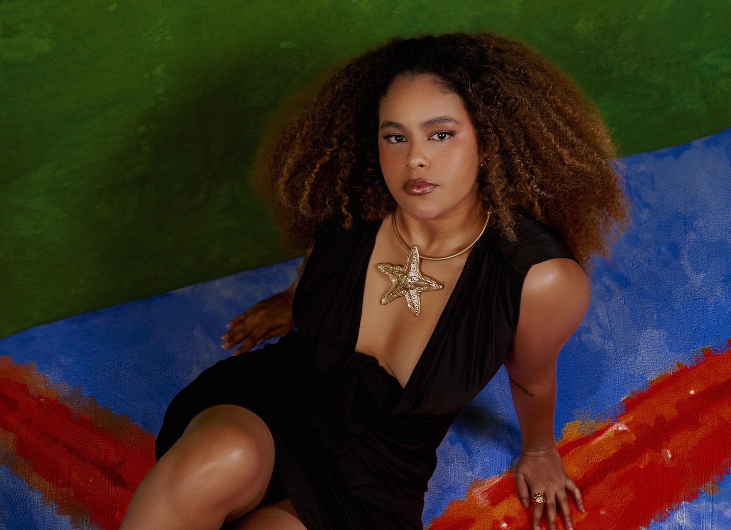 Rachel Reis mergulha na nostalgia e no calor da Bahia em “No Seu Radinho”