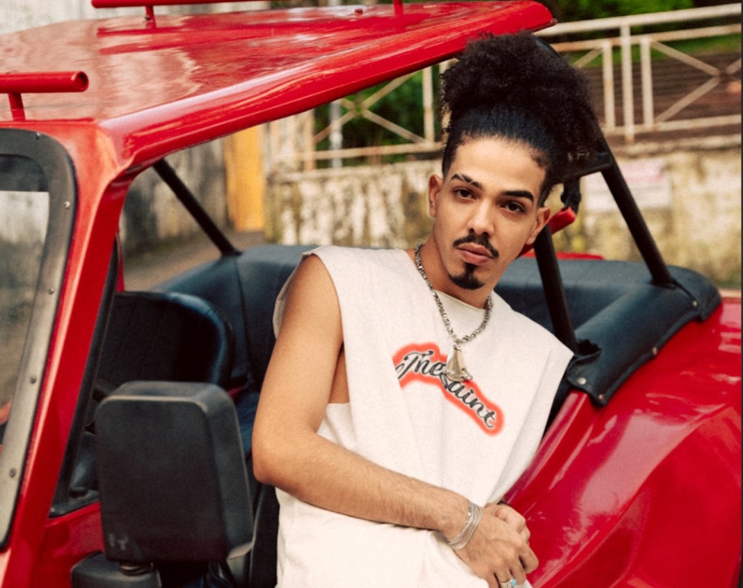 Léo da Bodega e Orquestra do Avesso antecipam o carnaval com o EP “A Folia Começa no Amparo”