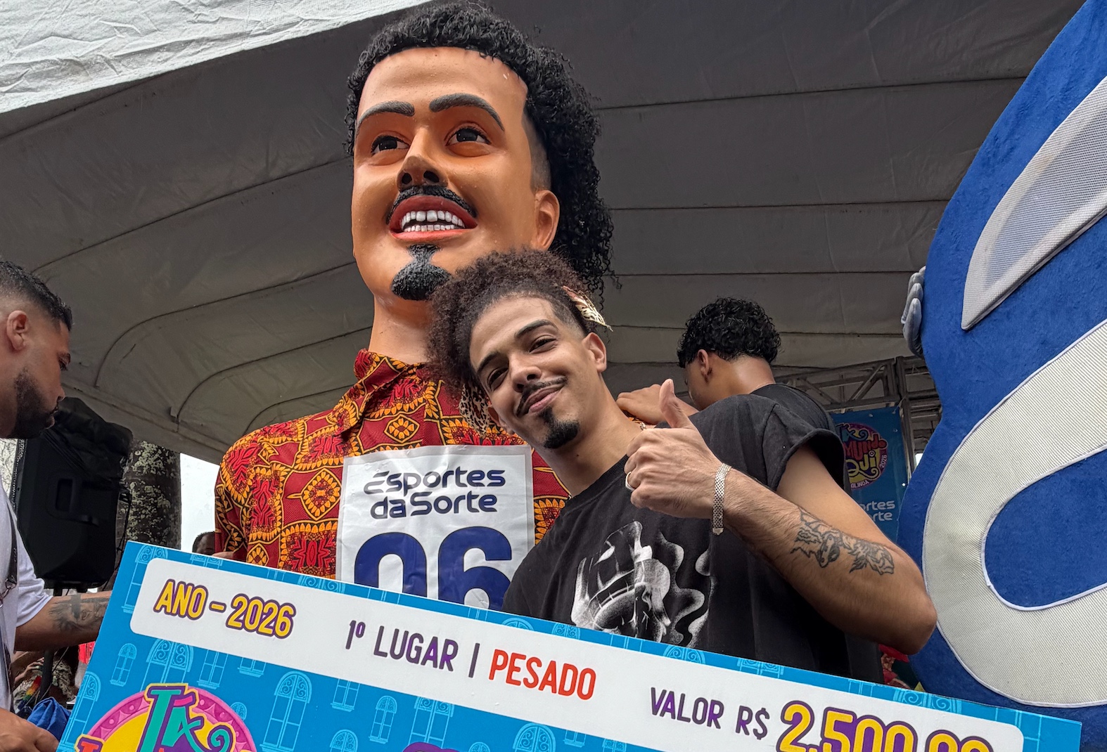 Léo da Bodega vira Boneco de Olinda, estreia com vitória histórica na “Corrida dos Bonecos” e grava clipe nas ladeiras