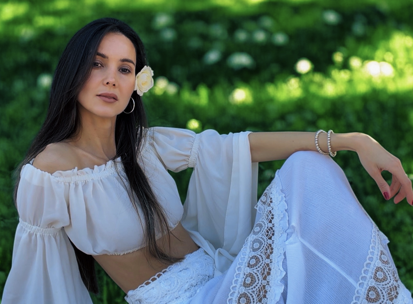 Lakini fala sobre amores e reciprocidade no novo single “So Close”