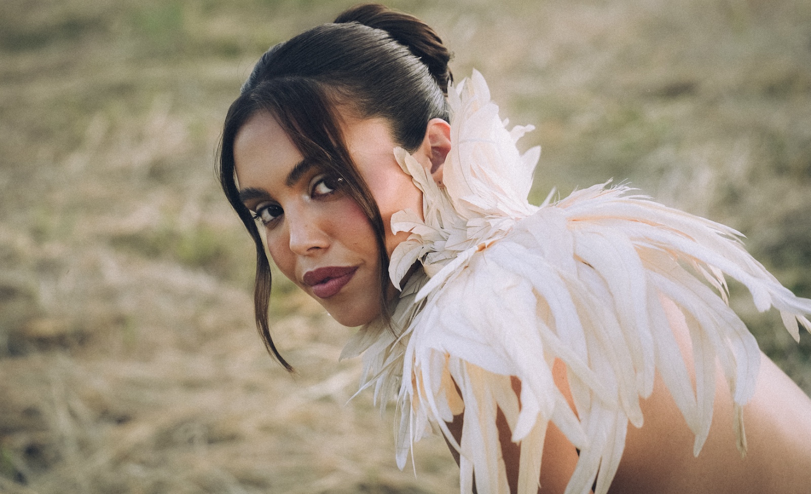 Dora Sanches transforma o “ghosting” em pop soul lúdico no novo single “Passarinho”