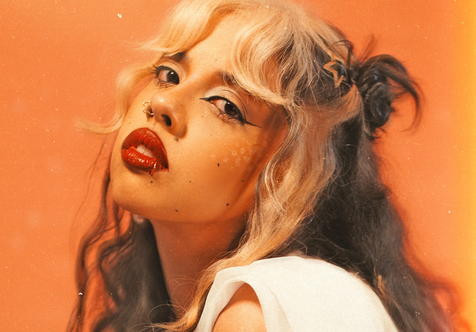 Breezia inaugura o universo do Planeta Outubro com o single “não sei o que sentir sobre você”
