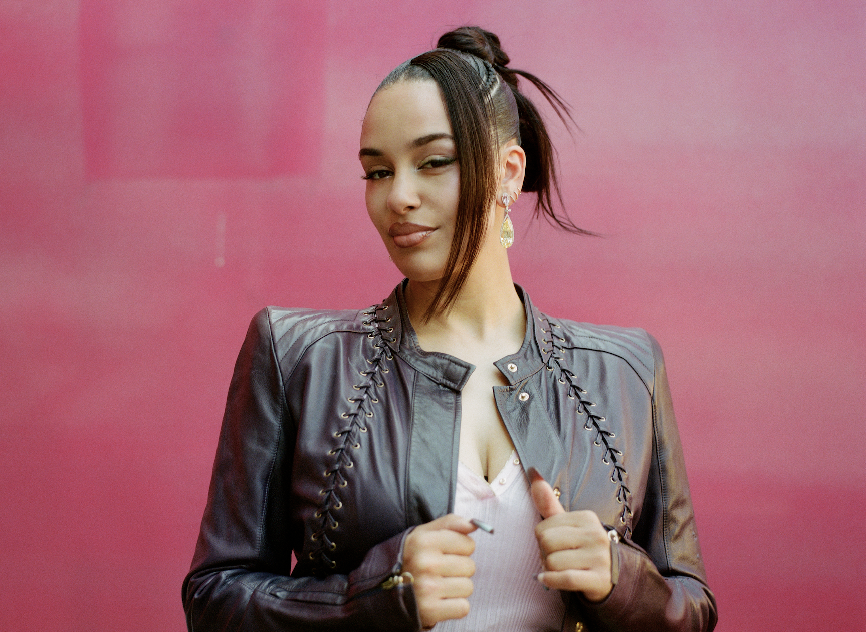 Jorja Smith estreia novo capítulo da carreira com “What’s Done Is Done” e aquece expectativa para shows no Brasil em 2026