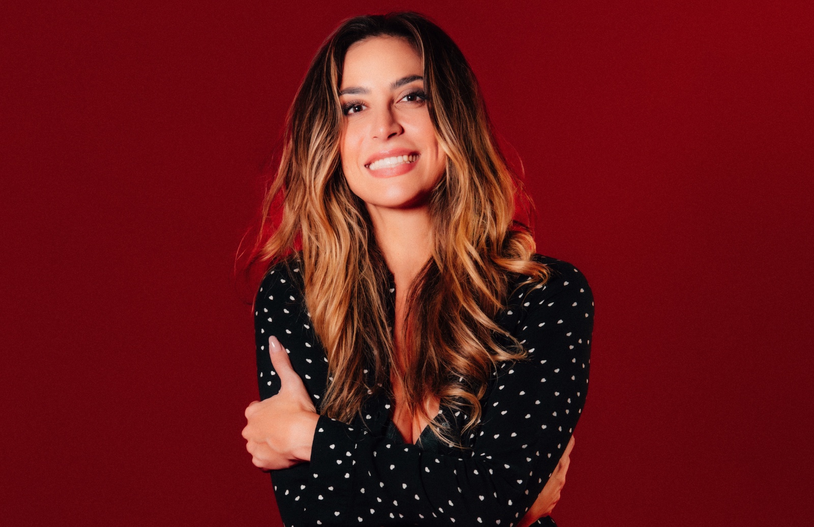 Thais Piza abandona filtros emocionais e aposta na sinceridade no EP “eu tô me achando cafona” 
