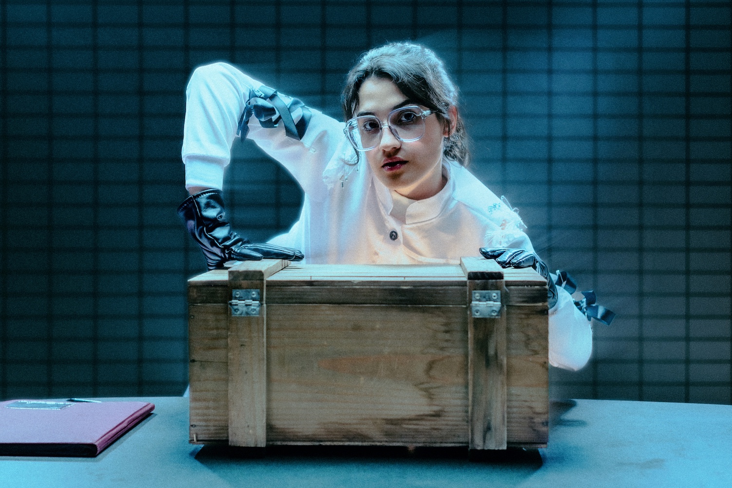 Ella Blum reflete sobre a busca pela própria identidade em meio a moldes sistêmicos no single “Vida Experimental”