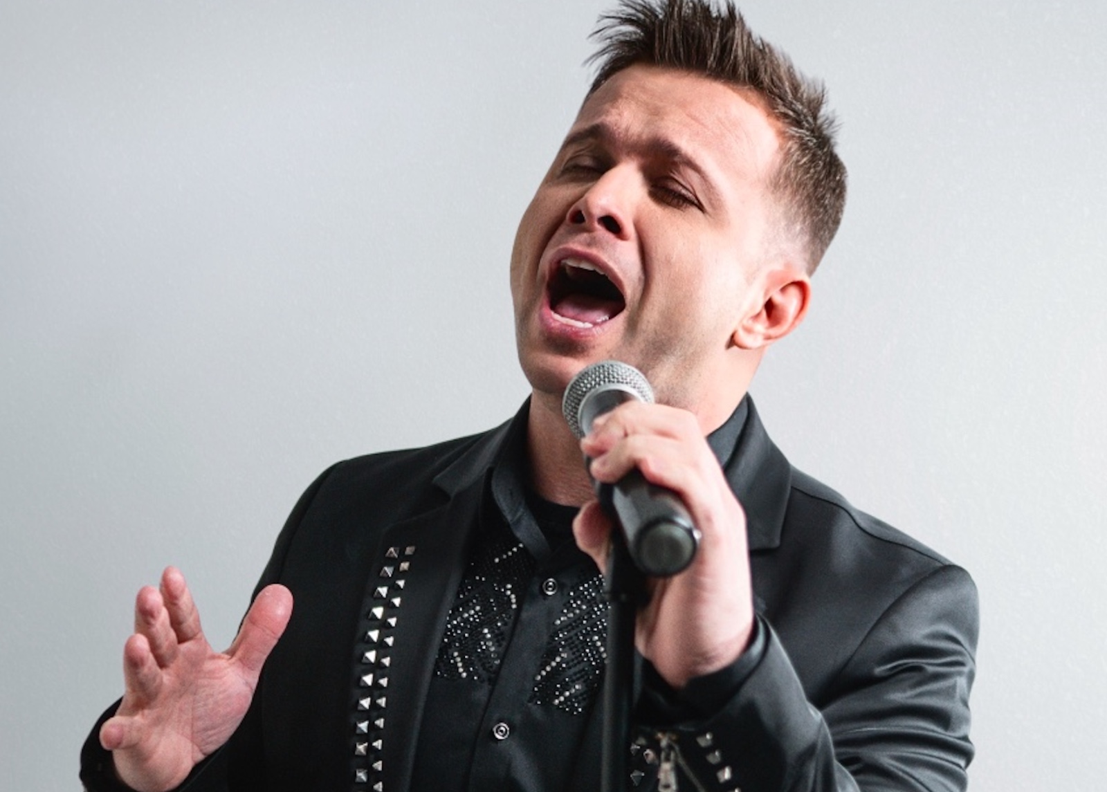 Kelvin Araújo Celebra 25 Anos de Carreira com o Lançamento do Novo Single “Copo Quebrado”
