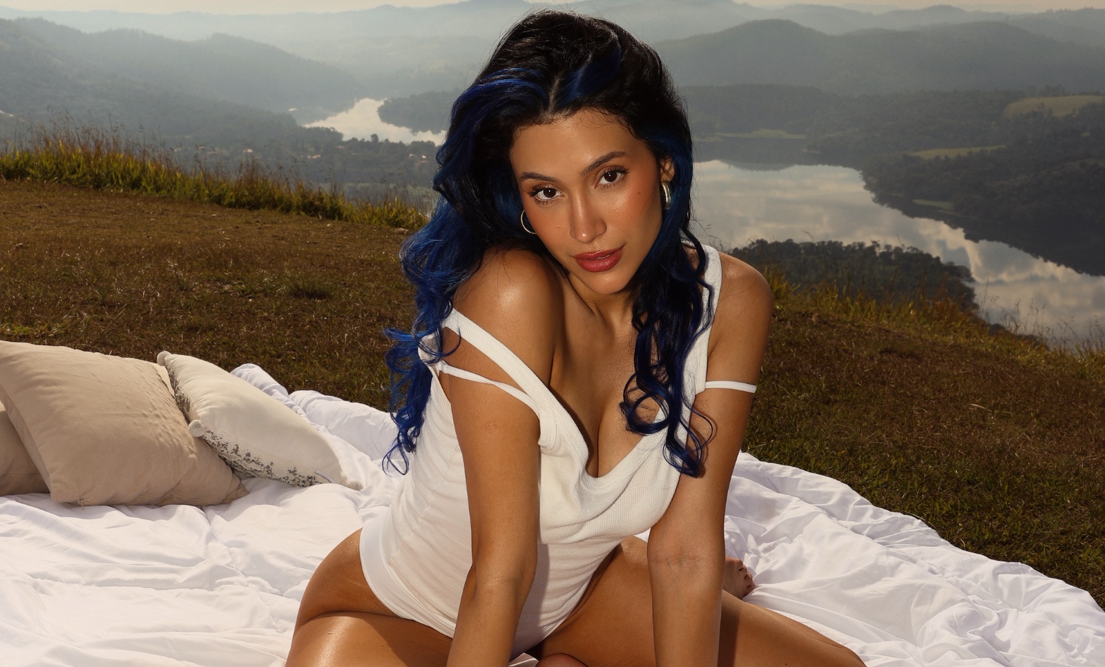 Entre ironia e afeto, UNNA X apresenta o videoclipe de “vsf :)”