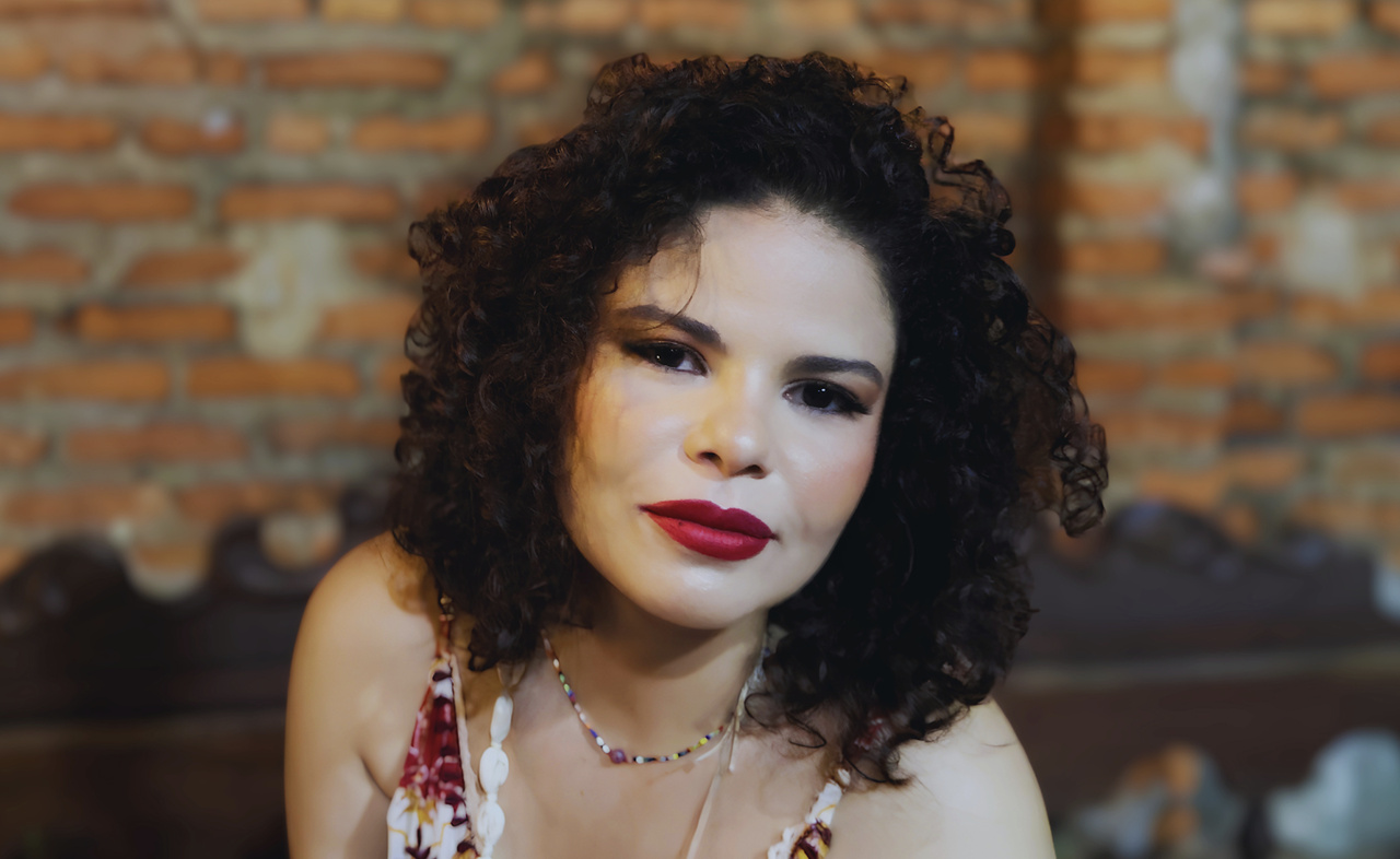 Jamile Jah transforma quase duas décadas de carreira em seu primeiro álbum, “Gostosa Sensação”