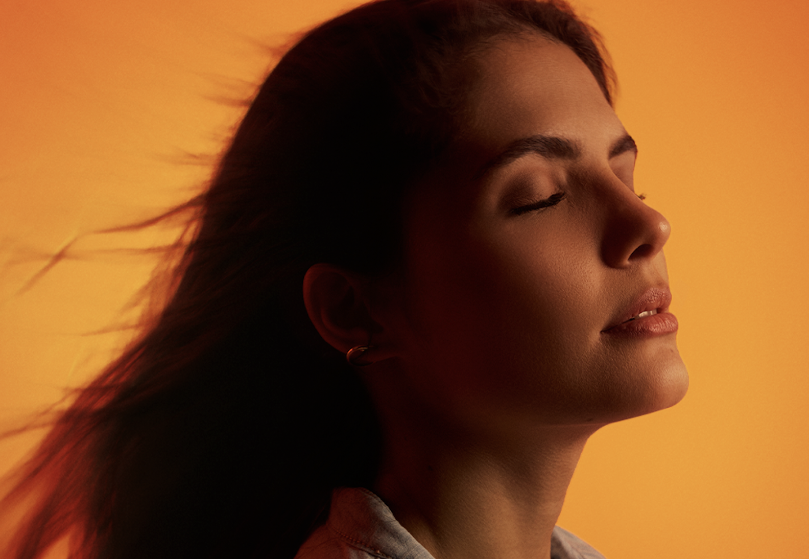 Ella Z cria um refúgio contra o ritmo frenético dos dias com o single “GRAVIDADE LUNAR”