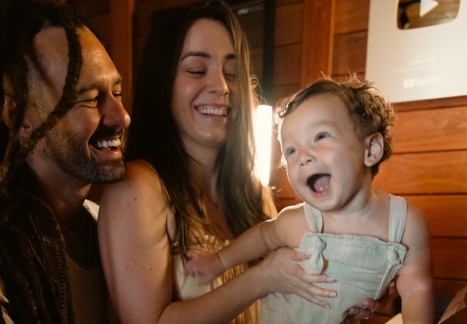 Gabriel Elias transforma a paternidade em canções para os filhos Chico e Malu