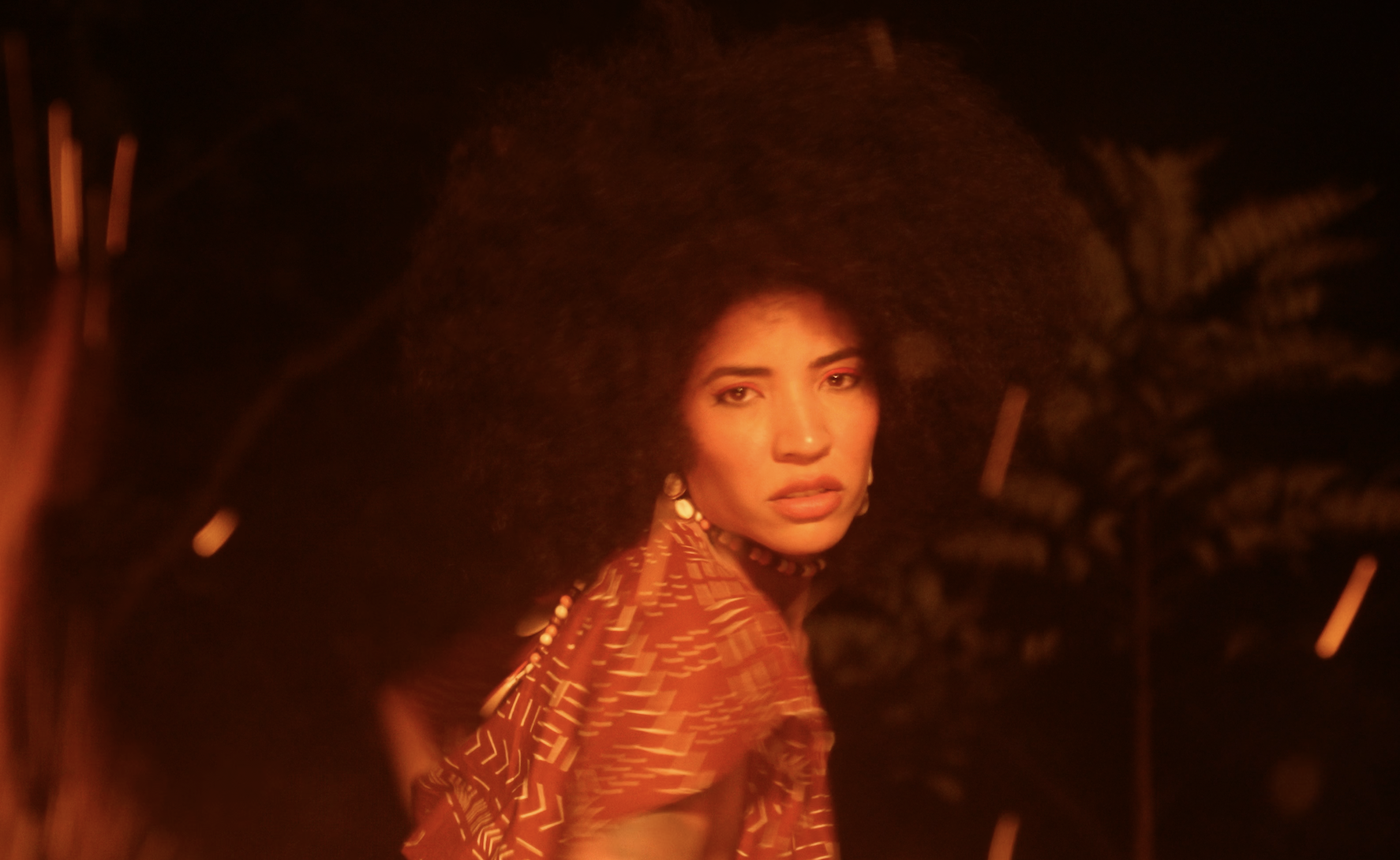 Alhocca lança o álbum visual “Rainha” e resgata raízes afro-brasileiras