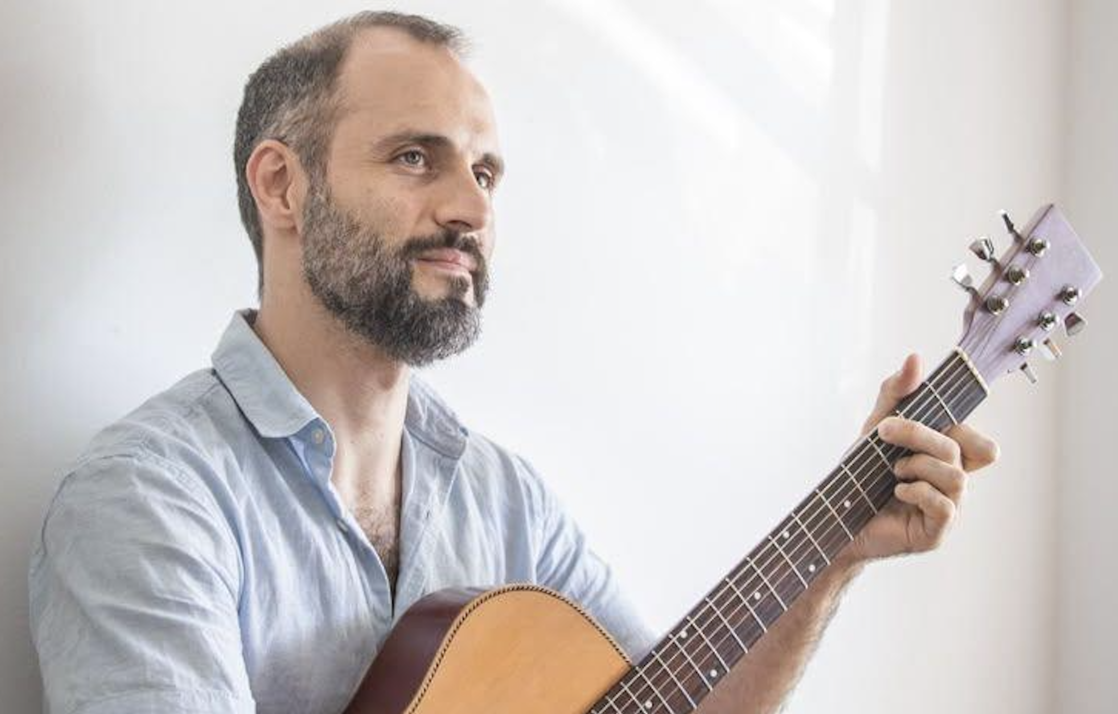 Gu Andersen reúne três anos de canções no primeiro álbum e estreia repertório em show em São Paulo