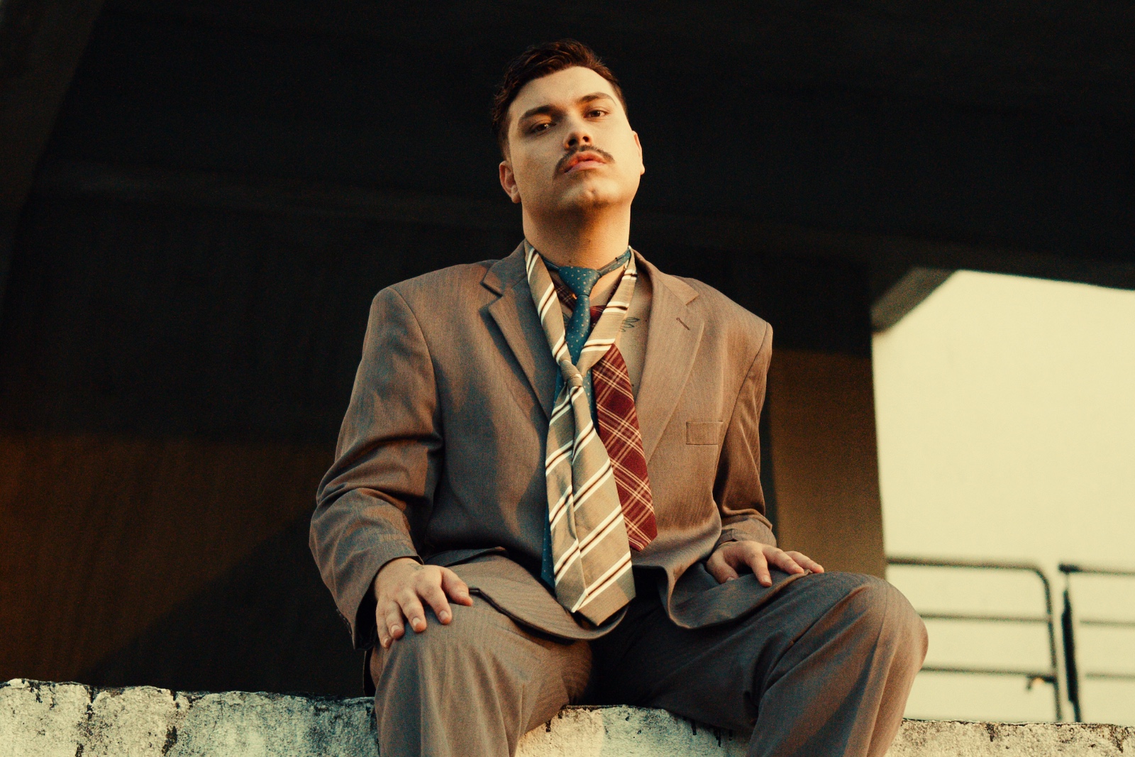 VINI POP transforma pequenos fragmentos de um amor antigo no conceito de “GRAVATA”