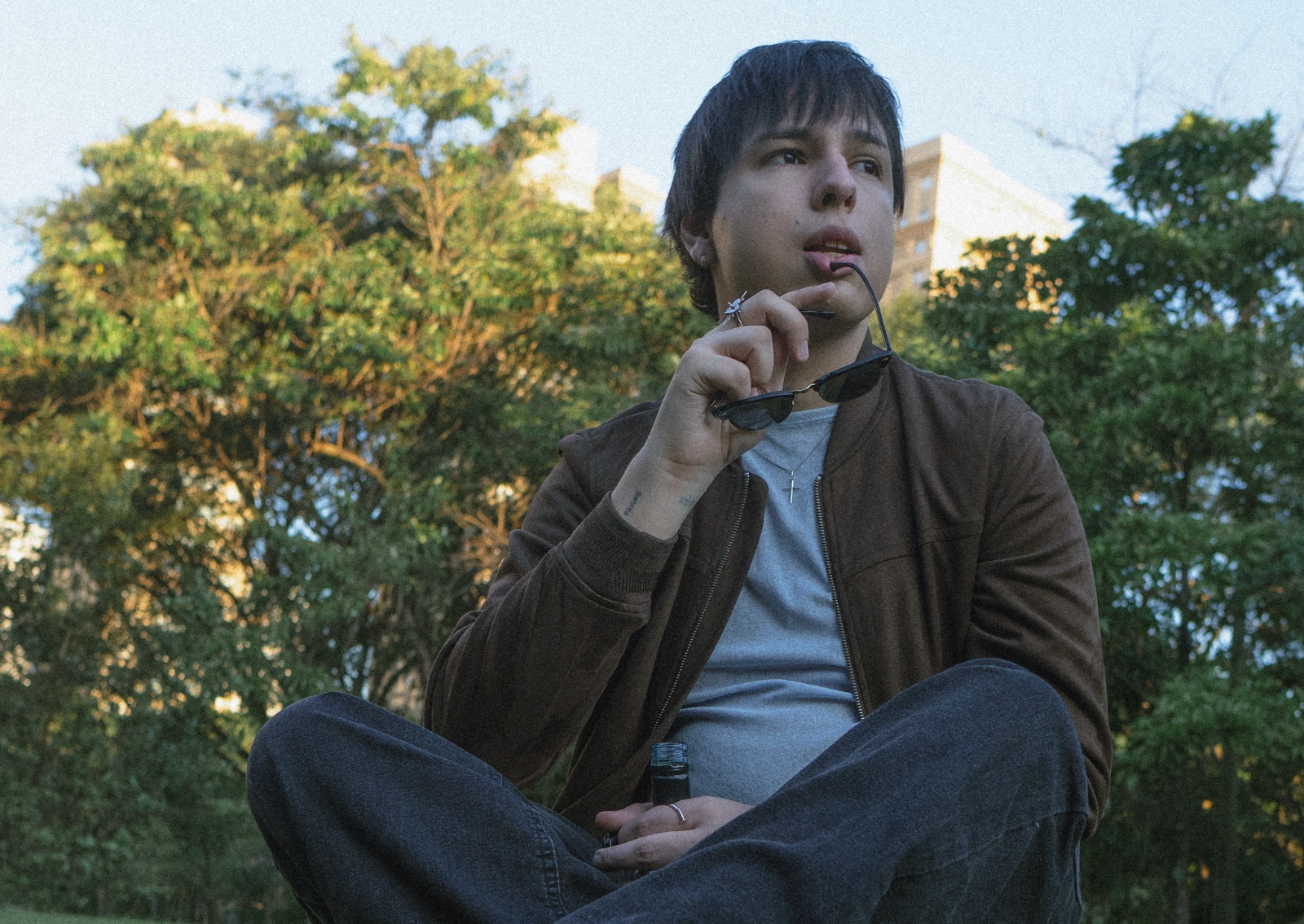 DIMAS transforma desilusão amorosa e memórias de São Paulo no single “cinema tropical”