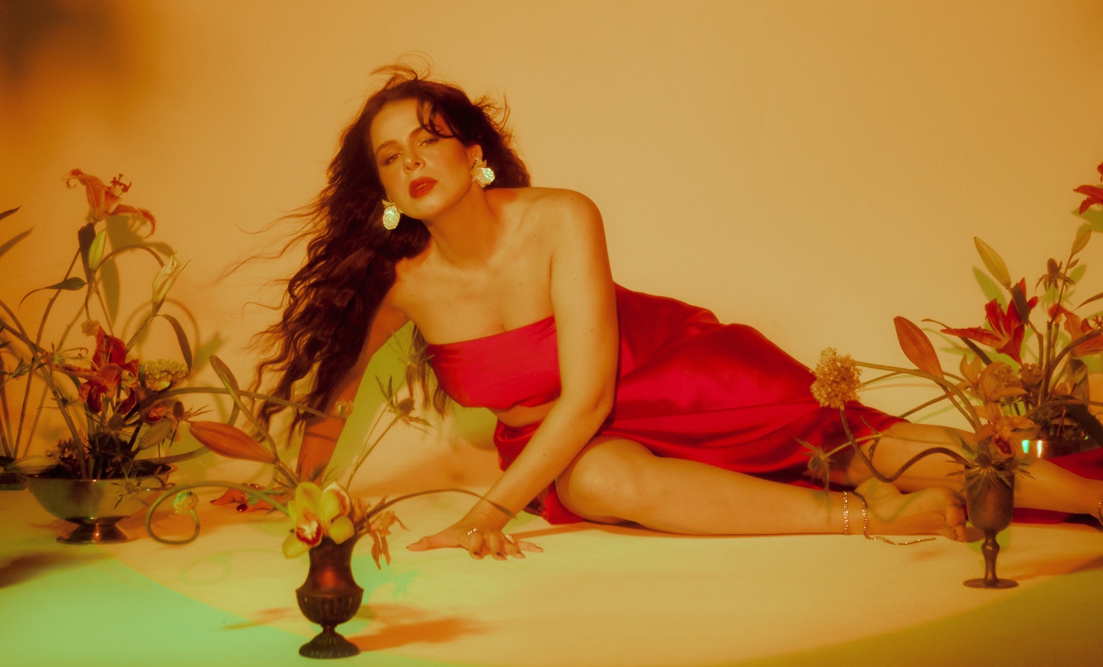 Mariana Volker lança o novo álbum “Feitiço” com participações de Maria Gadú e Rachel Reis