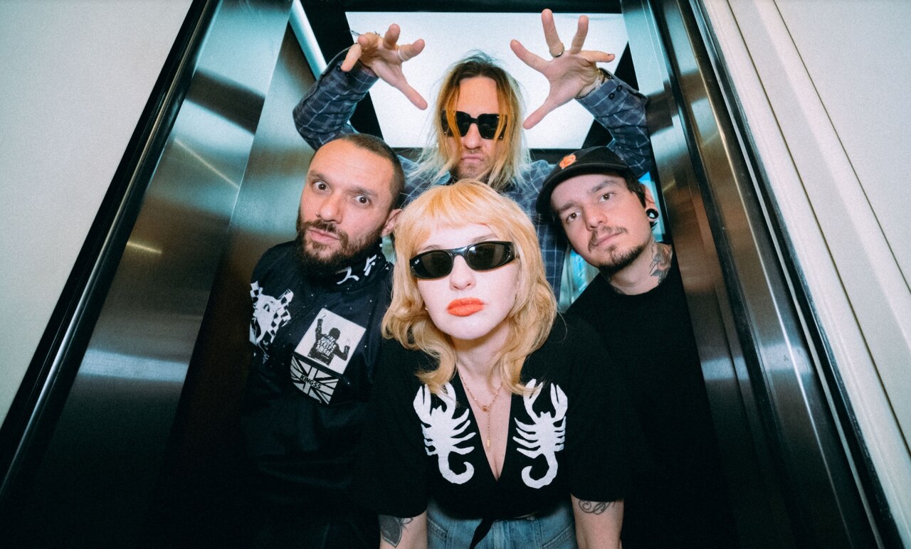 Antes de abrir shows do Foo Fighters, Deb and The Mentals traduz paralisia contemporânea em “STUCK”