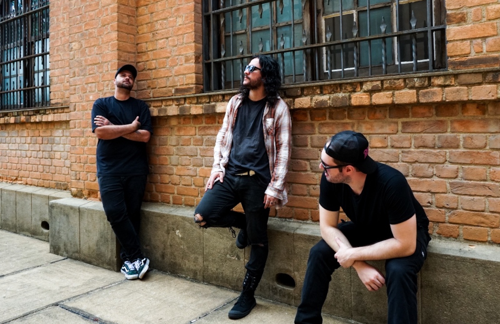 MAD SNEAKS transforma a dor em libertação e dá voz a talentos alternativos no clipe de “Dirty Blood”