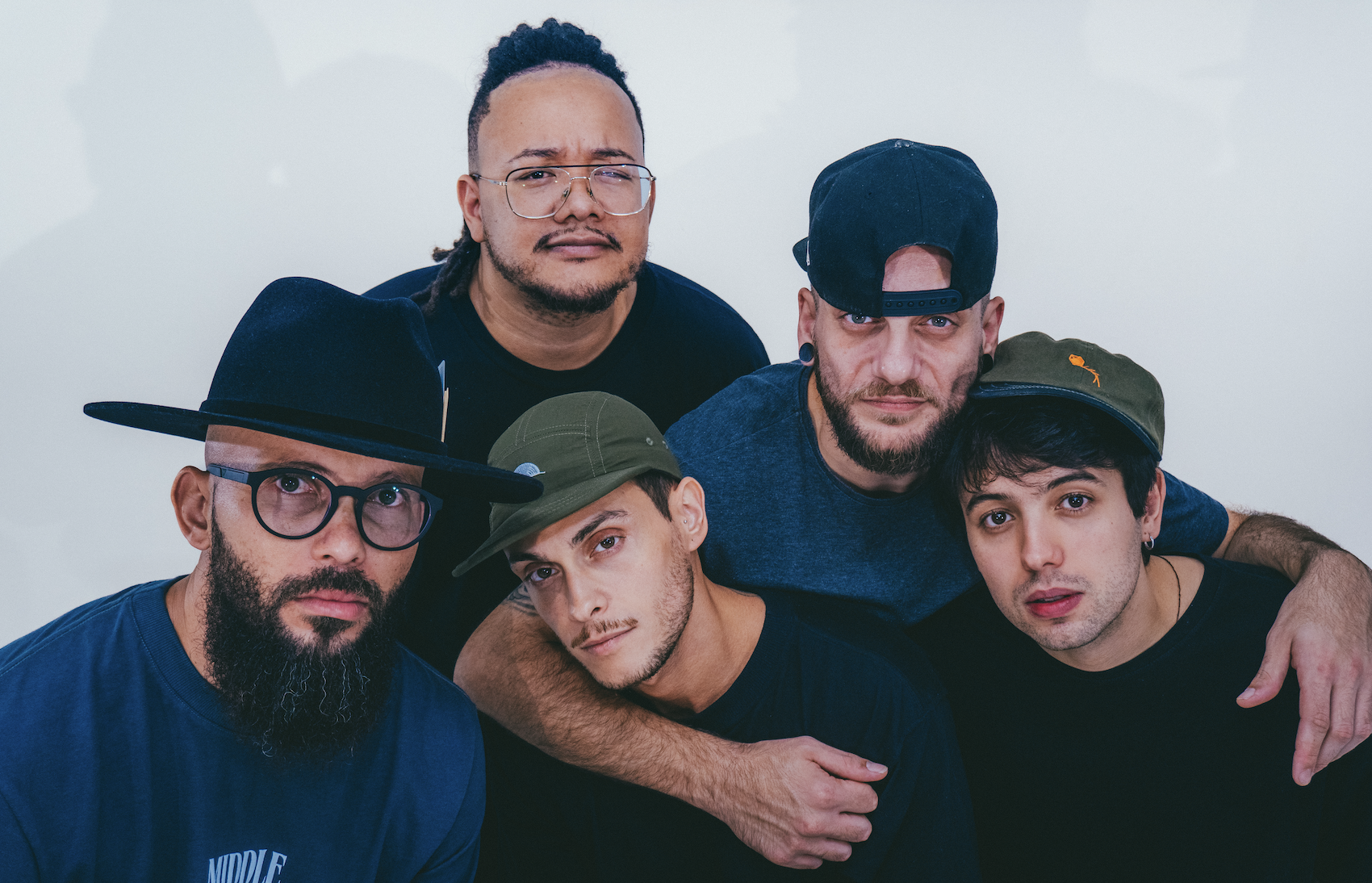Os Colombinos transformam roda de violão em “Avião”, single produzido por Los Brasileros