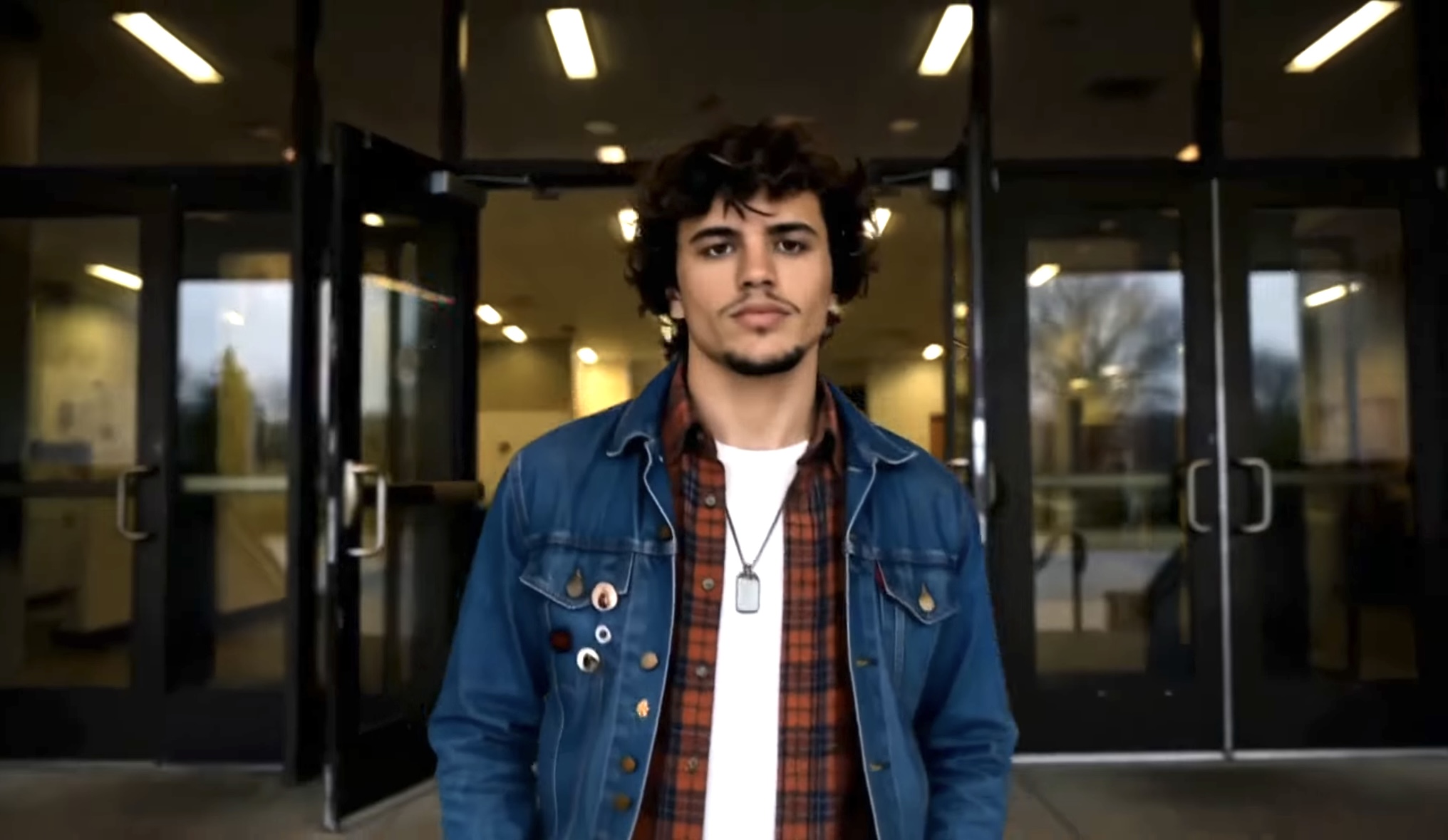 Voz de “Carioca Girls”, Max Lewis reinterpreta “Don’t You (Forget About Me)” em clipe gravado com IA