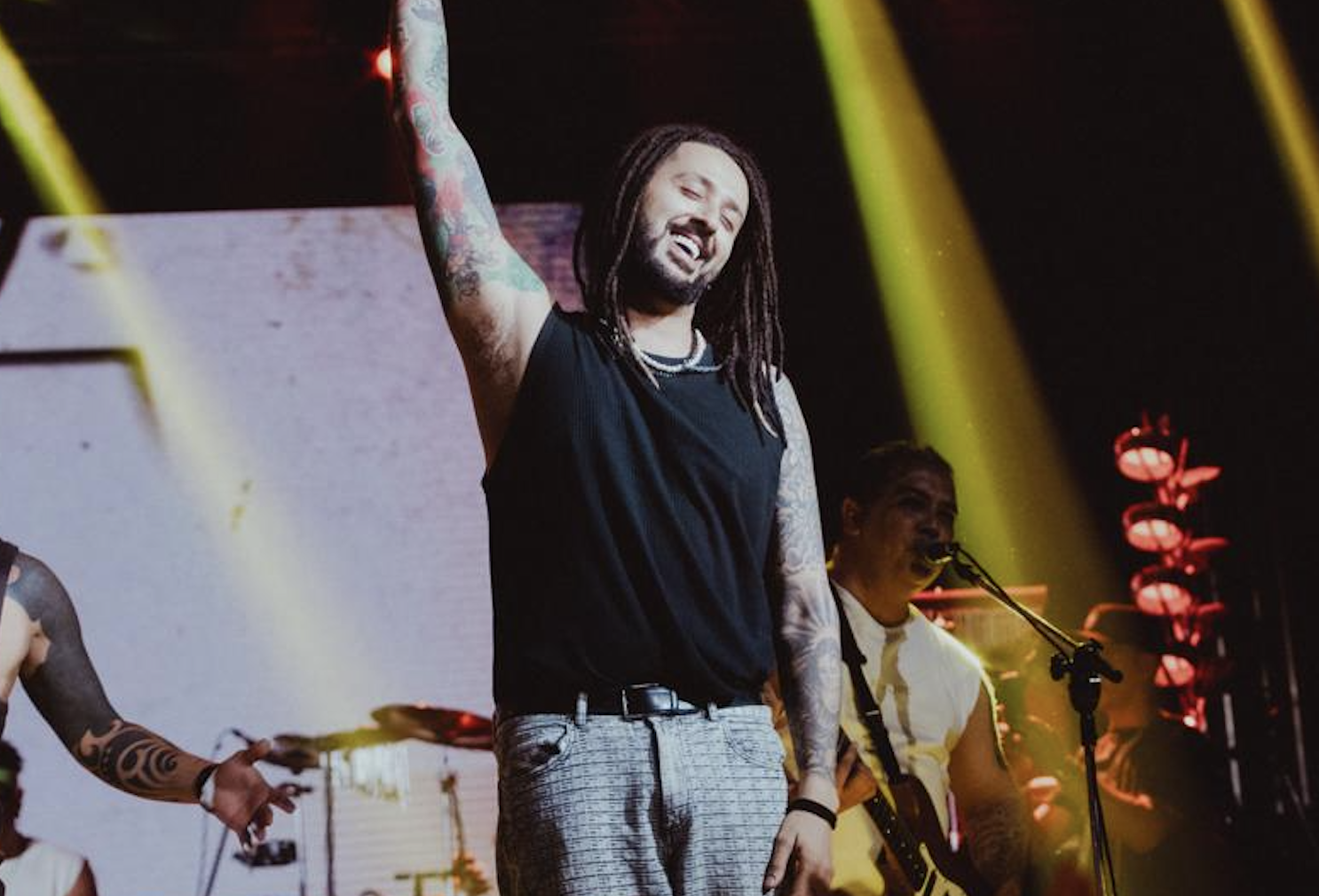 Julies busca marcas para audiovisual de emo em reggae com Pe Lanza, Hateen, Hevo84 e Replace