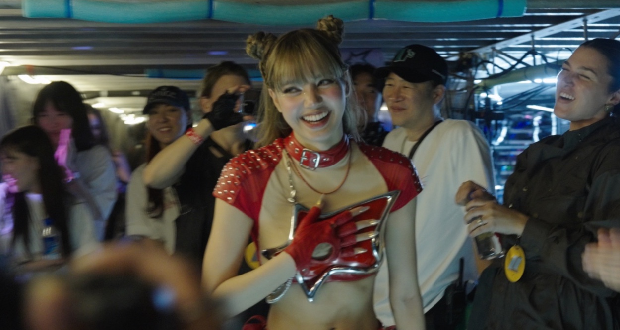 “Always Lalisa”, documentário sobre a cantora LISA, já está em cartaz nos cinemas e salas IMAX 